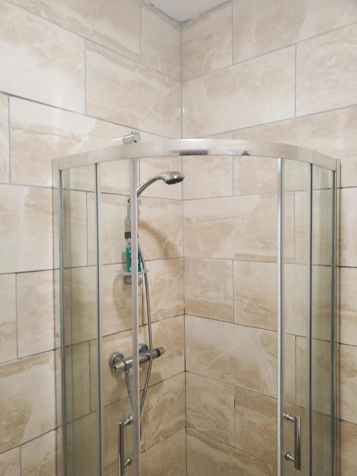 En Suite Bedrooms, Heaton, Newcastle Oda fotoğraf