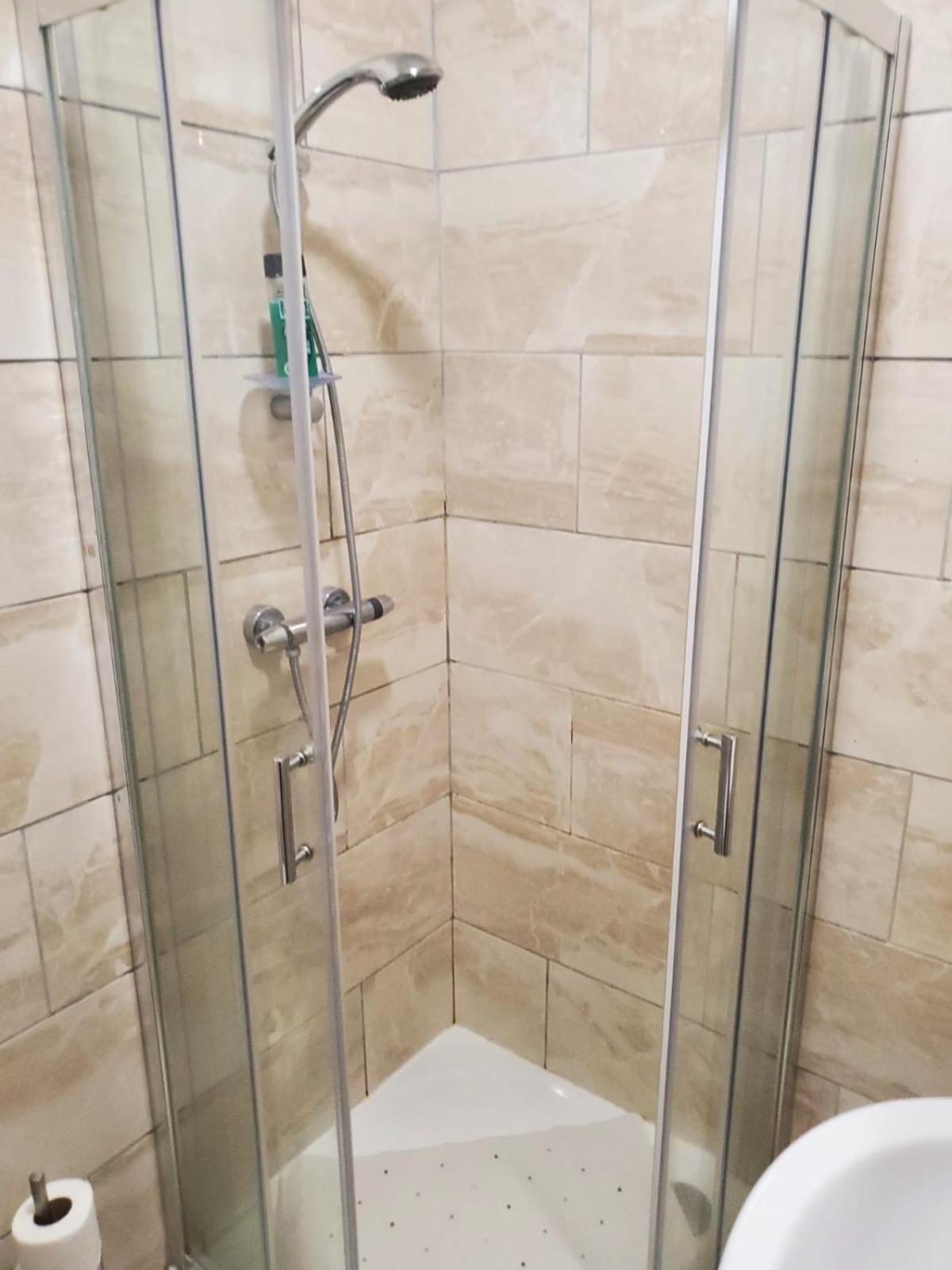 En Suite Bedrooms, Heaton, Newcastle Oda fotoğraf
