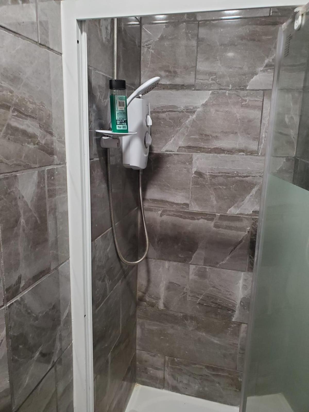 En Suite Bedrooms, Heaton, Newcastle Oda fotoğraf
